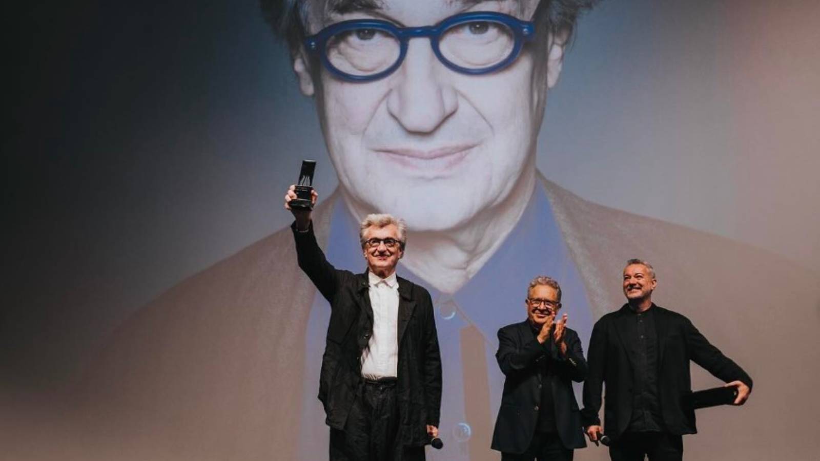 Ödülü Zülfü Livaneli’nin elinden aldı: Wim Wenders’e İstanbul Film Festivali’nde Sinema Onur Ödülü!